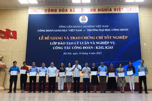 Lãnh đạo Tổng Liên đoàn Lao động Việt Nam trao chứng nhận tốt nghiệp cho các học viên.
