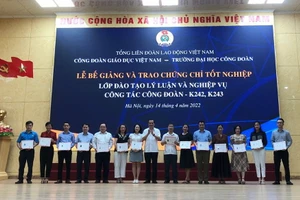 Lãnh đạo Tổng Liên đoàn Lao động Việt Nam trao chứng nhận tốt nghiệp cho các học viên.