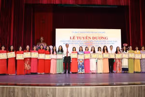 Lãnh đạo quận Tây Hồ trao thưởng cho giáo viên dạy giỏi, giáo viên tâm huyết, sáng tạo 