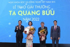 Phó Thủ tướng Vũ Đức Đam, Thứ trưởng Bộ Khoa học Công và nghệ Trần Văn Tùng trao giải thưởng cho GS.TSKH Ngô Việt Trung và PGS.TS Nguyễn Thị Lệ Thu.