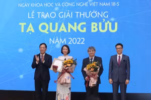 Phó Thủ tướng Vũ Đức Đam, Thứ trưởng Bộ Khoa học Công và nghệ Trần Văn Tùng trao giải thưởng cho GS.TSKH Ngô Việt Trung và PGS.TS Nguyễn Thị Lệ Thu.