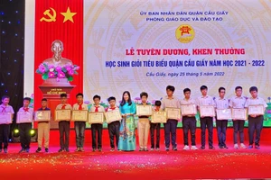 Lãnh đạo quận Cầu Giấy khen thưởng các học sinh tiêu biểu trên địa bàn quận năm học 2021 - 2022.