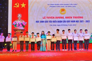 Lãnh đạo quận Cầu Giấy khen thưởng các học sinh tiêu biểu trên địa bàn quận năm học 2021 - 2022.