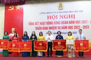 Lãnh đạo Công đoàn Giáo dục Việt Nam, Liên đoàn Lao động thành phố Hà Nội tặng cờ thi đua cho các đơn vị xuất sắc.