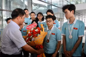 Ông Lê Mỹ Phong tặng hoa chúc mừng đoàn