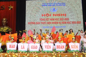 Tiết mục văn nghệ do giáo viên, học sinh quận Hoàn Kiếm biểu diễn.