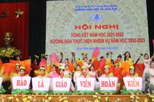 Tiết mục văn nghệ do giáo viên, học sinh quận Hoàn Kiếm biểu diễn.