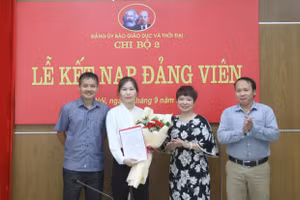 Lễ kết nạp đảng viên cho đồng chí Trần Thị Hương Lan tại Chi bộ 2 