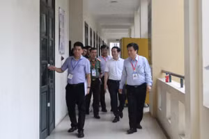 Thứ trưởng Nguyễn Hữu Độ kiểm tra cơ sở vật chất tại Trường THPT Thăng Long.