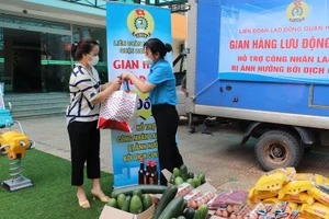 Liên đoàn Lao động quận Hoàng Mai (Hà Nội) trao hỗ trợ cho giáo viên các trường mầm non ngoài công lập