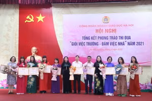 Bà Nguyễn Thị Bích Hợp và bà Đặng Thị Phương Hoa trao giấy khen cho các tập thể có thành tích xuất sắc trong phong trào thi đua “Giỏi việc trường - Đảm việc nhà” năm 2021