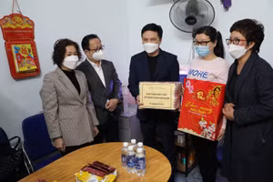 Đoàn công tác tặng quà thầy giáo Ngô Văn Hiếu.