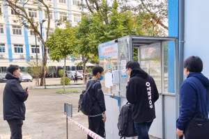 Học sinh Trường cao đẳng Điện tử - Điện lạnh Hà Nội đo thân nhiệt tại cổng trường.