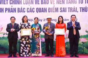 Ban tổ chức trao giải cho các tác giả đoạt giải Nhất.