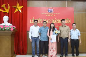 Lễ kết nạp đảng viên cho đồng chí Hồ Thị Lài tại Chi bộ 3