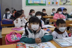 Học sinh Trường Tiểu học Sài Sơn A (huyện Quốc Oai) trong ngày đầu được đến trường học trực tiếp