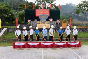 Các đại biểu thực hiện nghi thức khởi công.