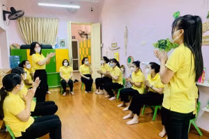 Trường mầm non Đinh Tiên Hoàng (quận Hoàn Kiếm) tập huấn, sẵn sàng đón trẻ quay trở lại trường học.