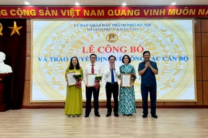 Lãnh đạo Sở GD&ĐT Hà Nội tặng hoa chúc mừng các đồng chí được bổ nhiệm, bổ nhiệm lại