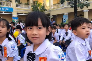 Học sinh Trường Tiểu học Định Công (quận Hoàng Mai, Hà Nội) hạnh phúc đến trường 