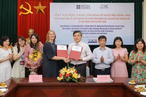 Quang cảnh lễ ký kết.