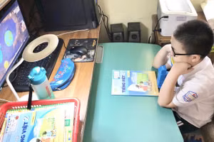 Học sinh Trường Tiểu học Trưng Vương học trực tuyến.