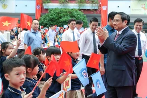 Thủ tướng Phạm Minh Chính chung vui cùng học sinh Trường Tiểu học Đoàn Thị Điểm trong ngày khai giảng