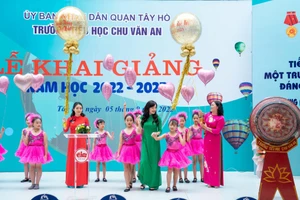 Học sinh Trường Tiểu học Chu Văn An (quận Tây Hồ) hân hoan trong ngày khai giảng