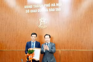 Giám đốc Sở Giáo dục và Đào tạo Hà Nội Trần Thế Cương trao quyết định bổ nhiệm cho ông Hà Xuân Nhâm