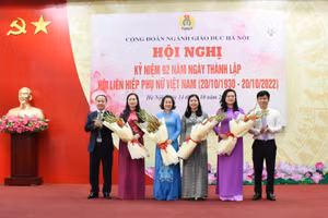 Đại diện Sở GD&ĐT Hà Nội, Công đoàn ngành GD Hà Nội tặng hoa chúc mừng các nữ nhà giáo