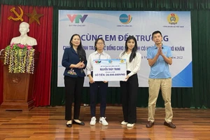 Bà Nguyễn Thị Bích Hợp cùng đại diện Quỹ Tấm lòng Việt trao học bổng cho em Nguyễn Thùy Trang