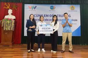 Bà Nguyễn Thị Bích Hợp cùng đại diện Quỹ Tấm lòng Việt trao học bổng cho em Nguyễn Thùy Trang