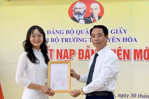 Phó Bí thư thường trực quận ủy, Chủ tịch HĐND quận Cầu Giấy Nguyễn Văn Chiến trao Quyết định kết nạp Đảng cho học sinh Võ Thị Hoàng An