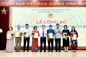 Lãnh đạo Sở GD&ĐT Hà Nội trao các quyết định bổ nhiệm.