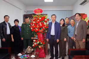 Thứ trưởng Nguyễn Văn Phúc tặng hoa chúc mừng Vụ Giáo dục Quốc phòng An ninh