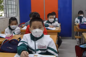 Học sinh lớp 1 tại Hà Nội đi học trở lại