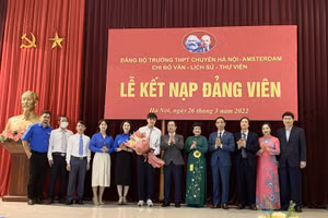 Các thầy cô giáo chúc mừng đảng viên mới Đỗ Hoàng Quốc Bảo.