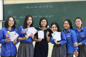 Cô Phan Thị May và học sinh Trường THPT Yên Hòa