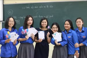 Cô Phan Thị May và học sinh Trường THPT Yên Hòa