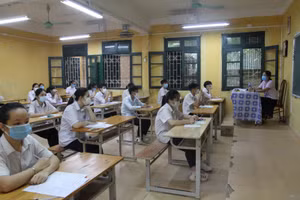 Học sinh tham dự kỳ thi vào lớp 10 THPT tại Hà Nội năm 2021