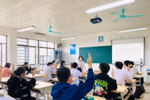 Hầu hết học sinh các trường THCS và THPT ở Hà Nội đã đi học trở lại