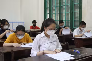 Thí sinh làm bài thi môn Ngữ văn sáng 18/6.