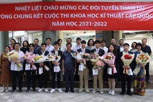 Lãnh đạo Sở GD&ĐT Hà Nội tặng hoa chúc mừng các học sinh.