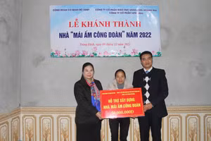 Chủ tịch Công đoàn cơ quan Bộ GD&ĐT và nhà tài trợ trao tiền hỗ trợ cho cô giáo Nông Thị Huế.