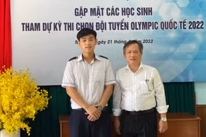 Võ Trương Thiên Kỳ và thầy hiệu trưởng Huỳnh Tấn Châu