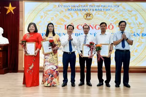 Giám đốc Sở GD&ĐT Hà Nội Trần Thế Cương trao quyết định cho các đồng chí cán bộ quản lý trường công lập.