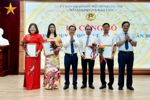 Giám đốc Sở GD&ĐT Hà Nội Trần Thế Cương trao quyết định cho các đồng chí cán bộ quản lý trường công lập.