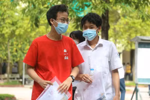 Thí sinh hoàn thành bài thi môn Tiếng Anh chiều 18/6.