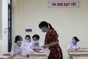 Học sinh tham dự kỳ thi vào lớp 10 THPT tại Hà Nội năm 2021