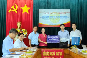 Đoàn công tác của Bộ GDĐT trao tặng bình lọc nước cho các trường học của tỉnh Gia Lai